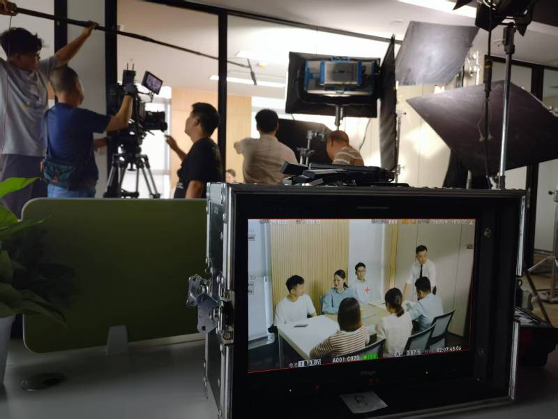 新丰县TVC拍摄公司：科技产品视觉化大师，诠释未来感与功能美学